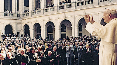 El Papa Juan Pablo II en su visita a Chile estuvo en la UC. Foto Dirección de Comunicaciones