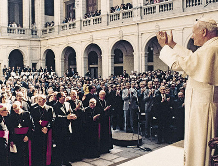 El Papa Juan Pablo II en su visita a Chile estuvo en la UC. Foto Dirección de Comunicaciones