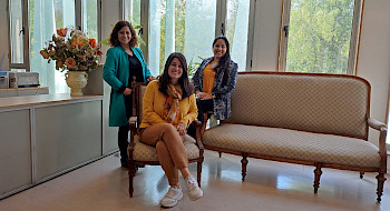 tres mujeres sentadas