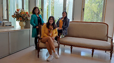 tres mujeres sentadas