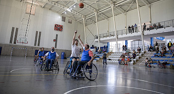 Personas en sillas de ruedas jugando básquetbol adaptado