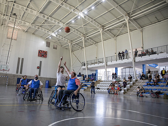 Personas en sillas de ruedas jugando básquetbol adaptado