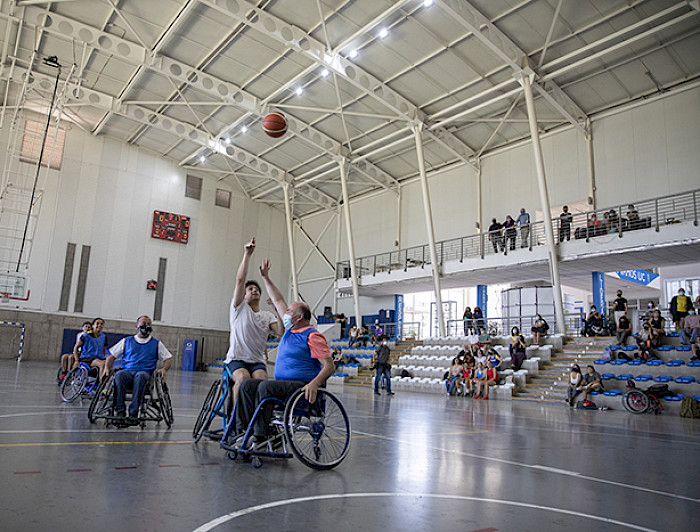 Personas en sillas de ruedas jugando básquetbol adaptado