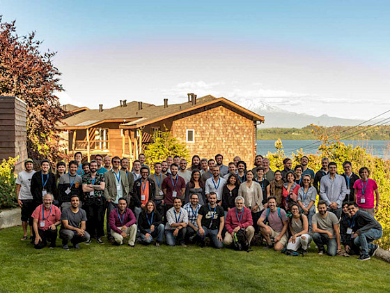 Imagen del exterior de más de 40 científicos y decenas de estudiantes en Puerto Varas