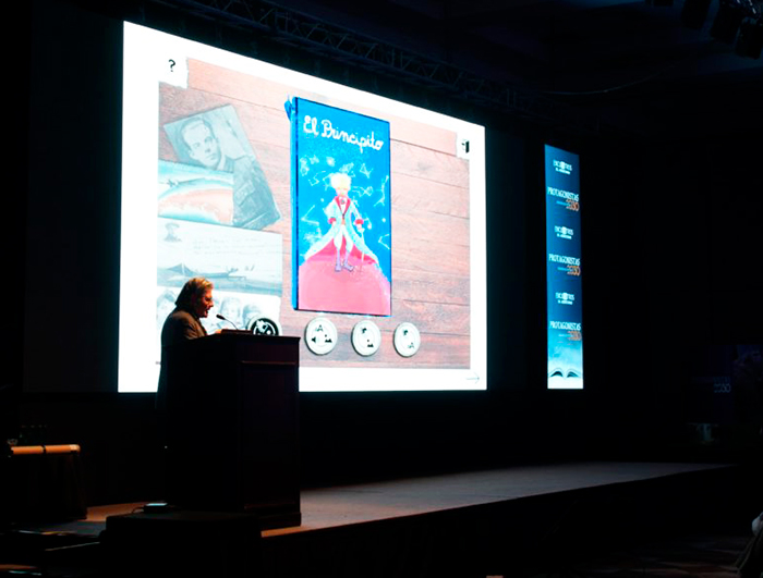 Professor Ricardo Rosas presenting the book "The Little Prince" in inclusive digital format.
