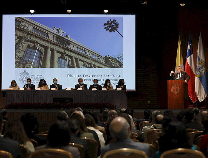 imagen correspondiente a la noticia: "Universidad reconoce a 72 profesores y profesoras por sus años de servicio"