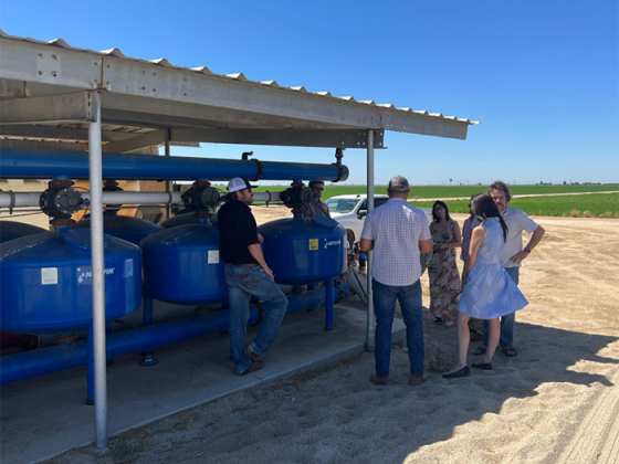 The delegation from UC Chile faculty and goverment officials are checking a filtration system in California.