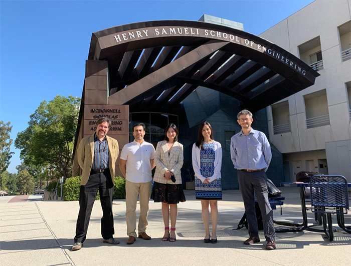 The chilean delegation is smiling at the front of the Henry Samueli School of Engineering. From left to right: Jorge Gironás, Cristian Núñez, Pilar Barría, Daniela Rivera and Oscar Melo.
