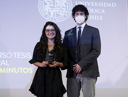 Macarena Tejos posando junto a Diego Cosmelli, director de la Escuela de Graduados.