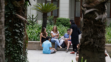 Jóvenes reunidos en patio de la Universidad