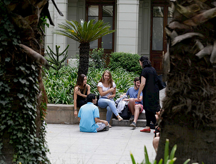 Jóvenes reunidos en patio de la Universidad