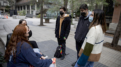 Estudiantes con mascarilla en patio Casa Central UC