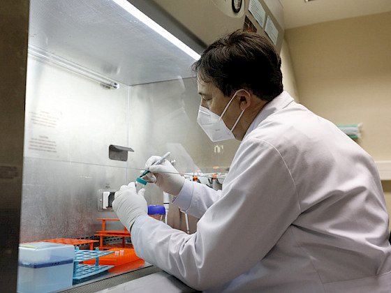 Laboratorio doctor Alexis Kalergis.- Foto Dirección de Comunicaciones