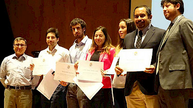 Profesionales recibiendo diplomas de Data Science, Estadística y R