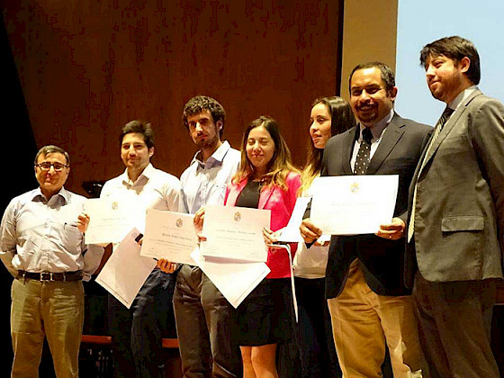 Profesionales recibiendo diplomas de Data Science, Estadística y R