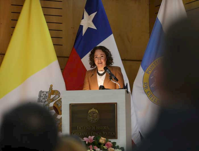 imagen correspondiente a la noticia: "Valeria Palanza asume oficialmente como decana de Historia, Geografía y Ciencia Política UC"