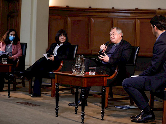 cuatro personas sentadas en sillas conversando