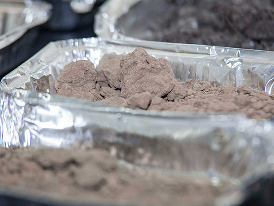 Trozos de tierra en recipiente de aluminio