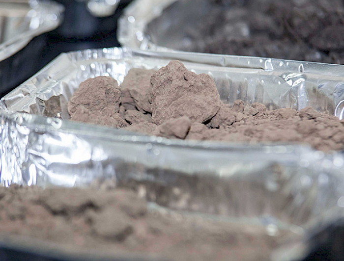 Trozos de tierra en recipiente de aluminio