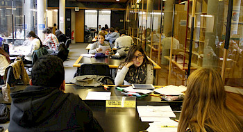 Alumnos UC en biblioteca.- Foto Dirección de Comunicaciones