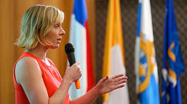 Sarah Myhre durante un conversatorio en la Facultad de Agronomía e Ingeniería Forestal.