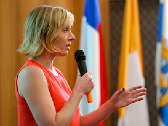 Sarah Myhre durante un conversatorio en la Facultad de Agronomía e Ingeniería Forestal.
