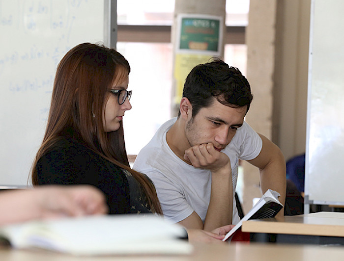 imagen correspondiente a la noticia: "Encuesta en pregrado: estudiantes expresan su opinión para mejorar gestión universitaria"