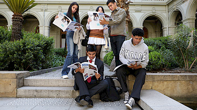 Estudiantes leyendo el periódico Visión