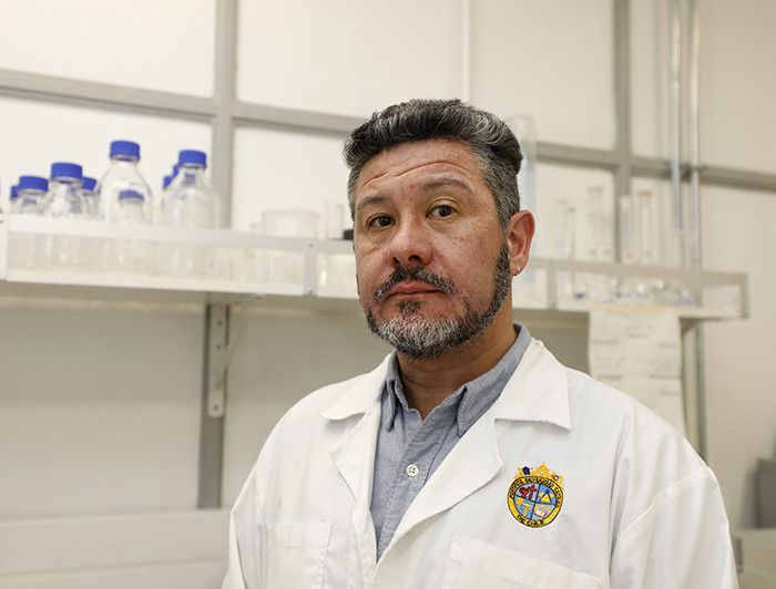 Profesor de química en laboratorio