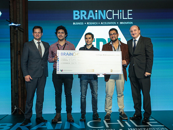 Ganadores recibiendo el premio de 40 millones de pesos