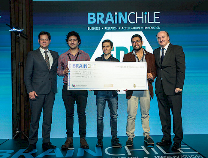 Ganadores recibiendo el premio de 40 millones de pesos