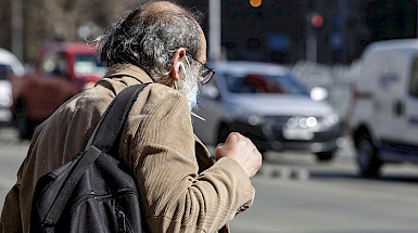 Adulto mayor en la calle.- Foto Karina Fuenzalida