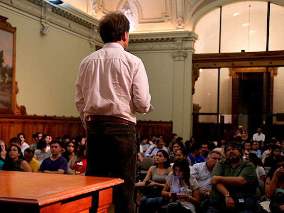 Decano durante la realización de una clase en el Salón de Honor de Casa Central