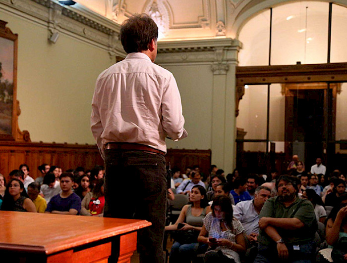 Decano durante la realización de una clase en el Salón de Honor de Casa Central