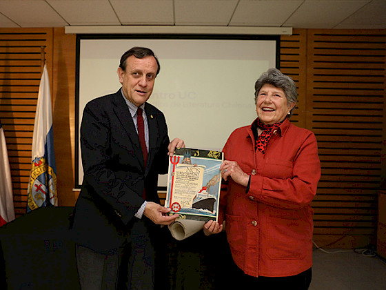 Rector Ignacio Sánchez junto a Valeria Maino, nieta del escritor