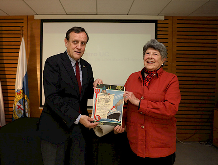 Rector Ignacio Sánchez junto a Valeria Maino, nieta del escritor