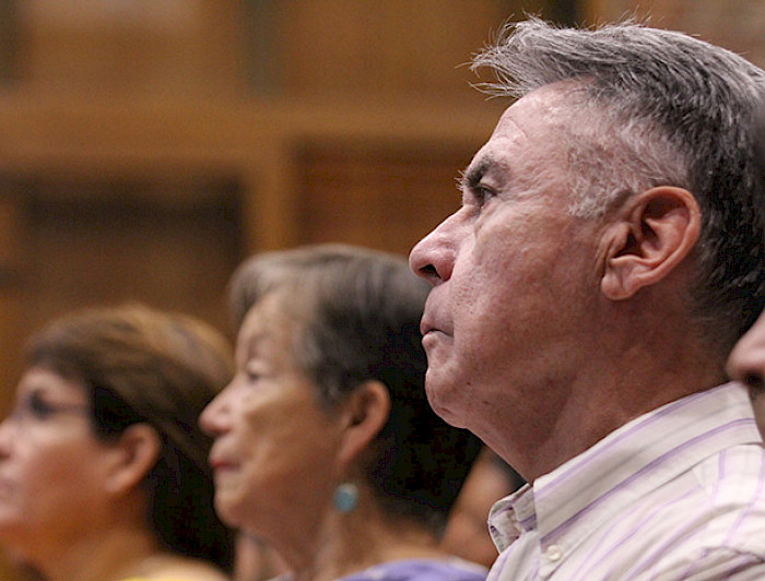 Adultos mayores en el interior de un salón