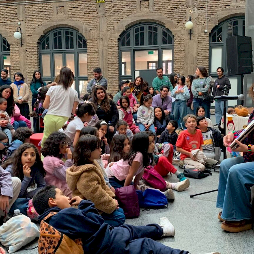 Niños escuchando un cuento