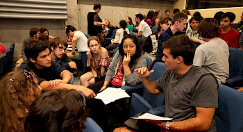 Estudiantes debatiendo en sala de clases