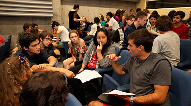 Estudiantes debatiendo en sala de clases