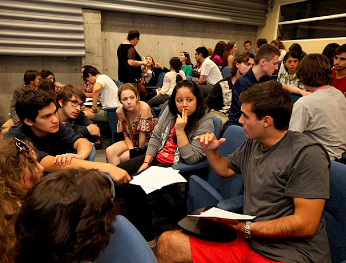 Estudiantes debatiendo en sala de clases