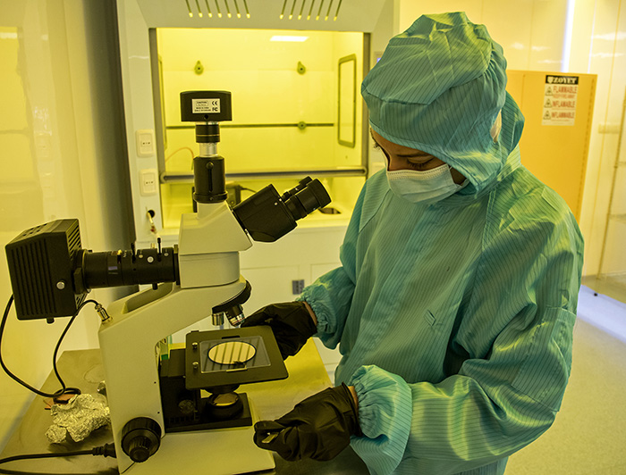 La docencia es un foco clave de esta sala: más de 50 estudiantes de pre y postgrado de Física, Ingeniería y Química, han aprendido a trabajar en sala limpia, a hacer litografías y fabricar dispositivos completos a base de grafeno. (Crédito fotográfico: Facultad de Física)