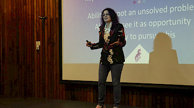 Alaina G. Levine giving a lecture at College UC Chile.