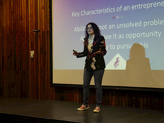 Alaina G. Levine giving a lecture at College UC Chile.