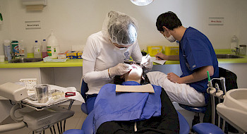 Alumnos de Odontología UC atiende a paciente.- Foto Dirección de Comunicaciones