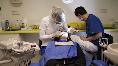 Alumnos de Odontología UC atiende a paciente.- Foto Dirección de Comunicaciones