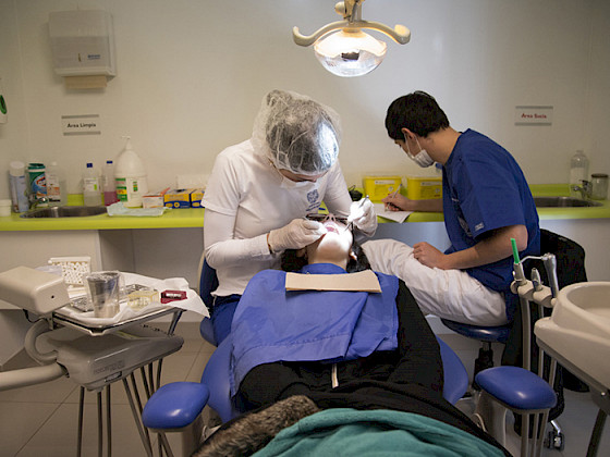 Alumnos de Odontología UC atiende a paciente.- Foto Dirección de Comunicaciones