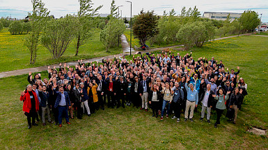 In Punta Arenas a big group of researchers from Sweden and Chile are smiling to the camera. The landscape is full of green trees and grass.