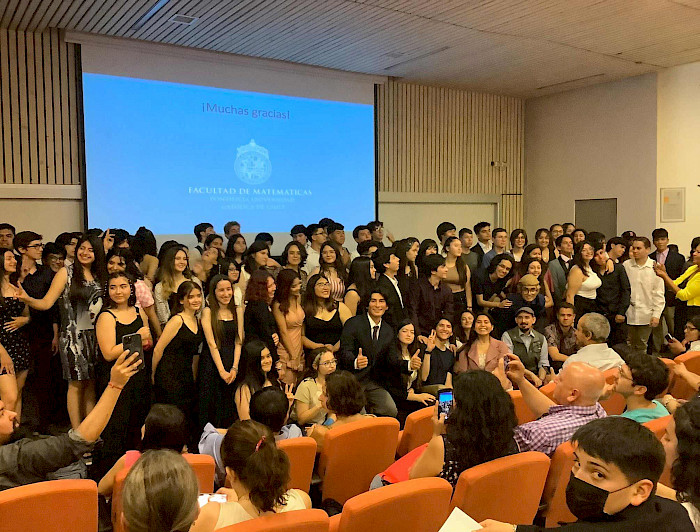 personas de pie en un auditorio