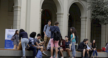 Grupo de alumnos en la UC. Foto Dirección de Comunicaciones